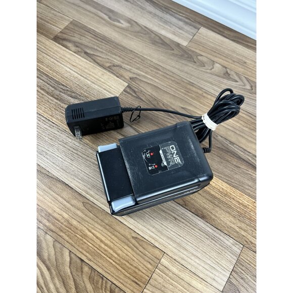Hoover ONEPWR 4.0 Ah Lithium-Ion Battery BH15240 W/ Hoover Charger BH05000 - Picture 3 of 10
